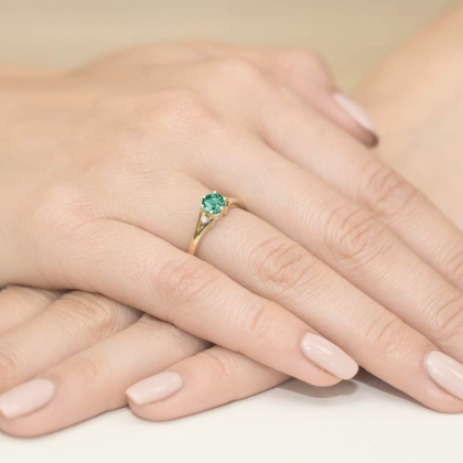 Złoty pierścionek ze Szmaragdem 0,50ct i Diamentami próby 585. W-0076SZM
